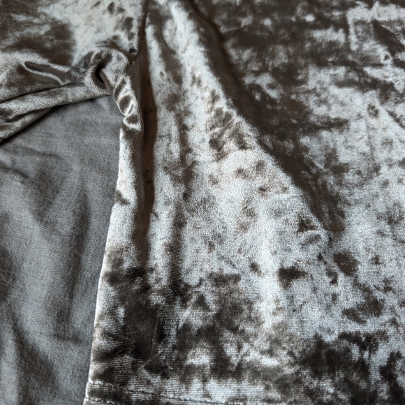 Urban Outfitters XS Silver Velvet short sleeve crop top - Picture 3 of 4